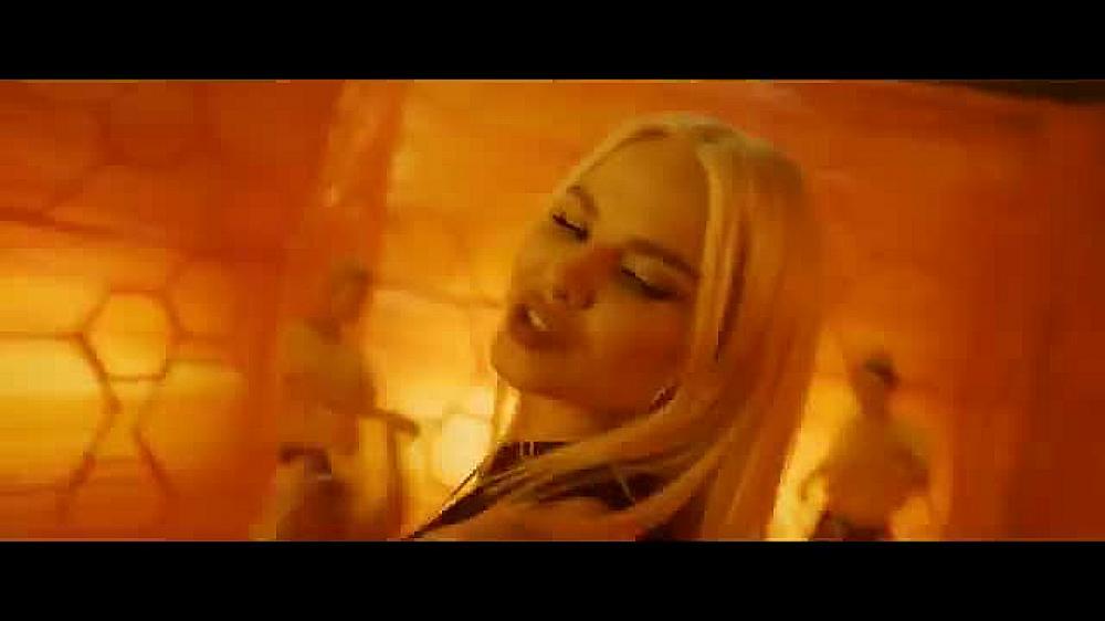 Клип блондинка поет в гараже. Девушка из клипа пчеловод. Ты пчела я пчеловод пародия. Клип песни я пчела ты. Клип песни я пчела ты.